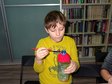 Karmniki dla ptaków powstały dziś w wieluńskiej bibliotece miejskiej